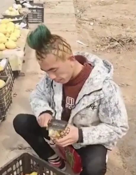 DƬ